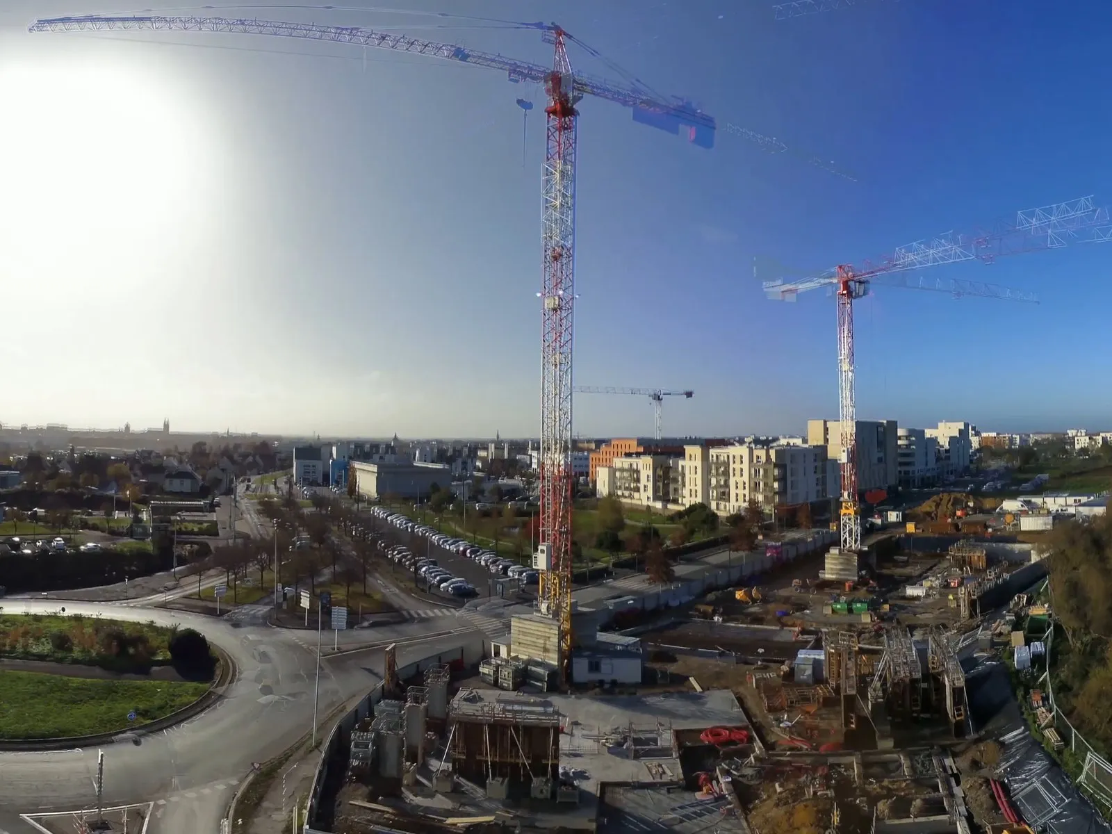 Début du chantier de la Tour TIP à Angers : deux grues à tour au-dessus des fondations, le quartier en arrière-plan